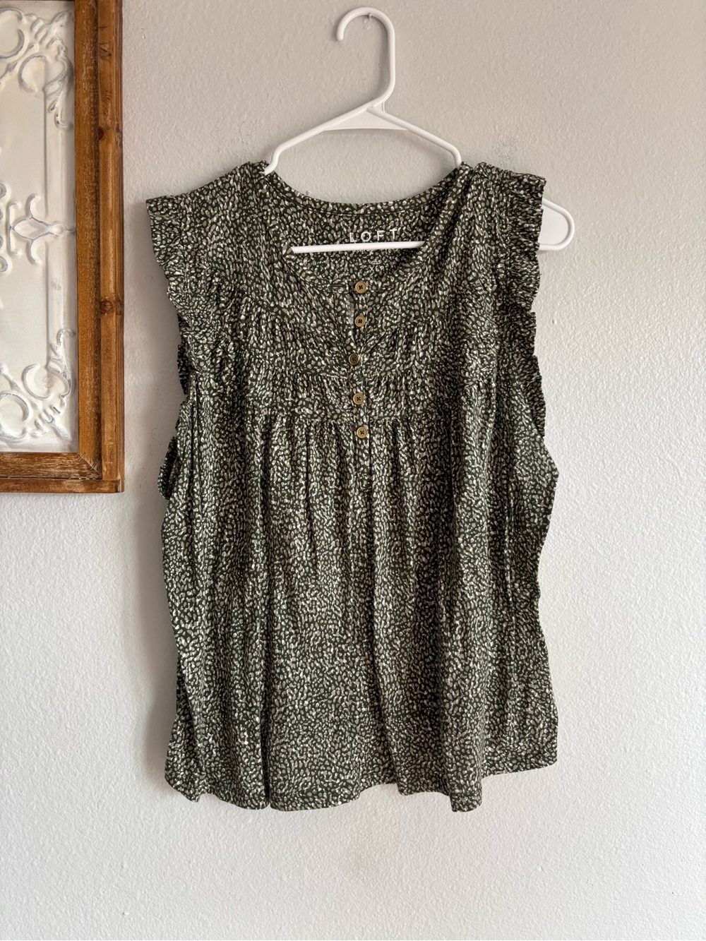 LOFT women’s size XLP Olive Green Printed Ruffle Sleeve Henley Tank buttons